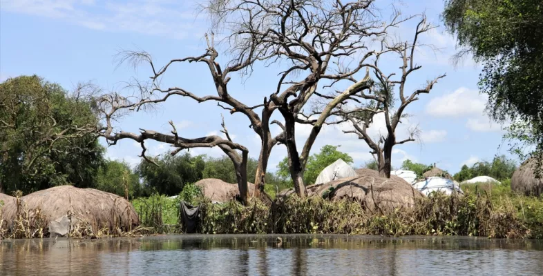 In der Region Pibor stehen viele Häuser bis unters Dach unter Wasser