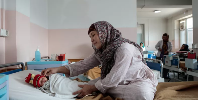 Neugeborenes und Mutter auf der Geburtenstation unserer Klinik in Kabul