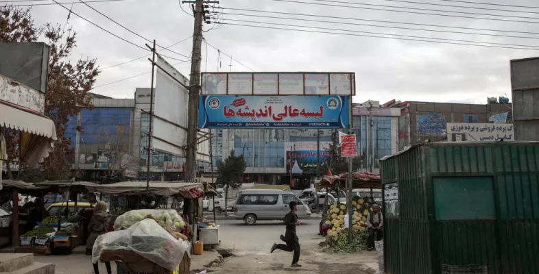 Blick aus dem Fenster auf den Eingang vom Krankenhaus in Kabul