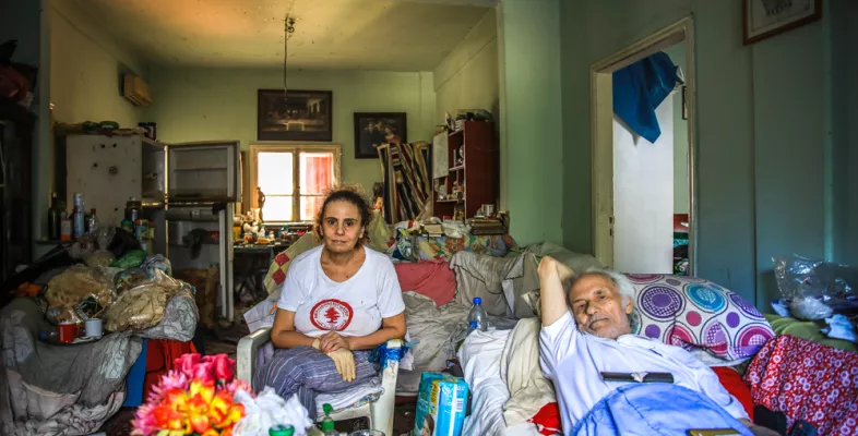 Alter Mann mit Tochter in vollgestellter Wohnung 