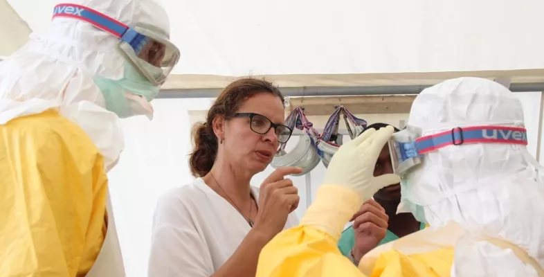 Schutzausrüstung anlegen für Ebola-Einsatz.