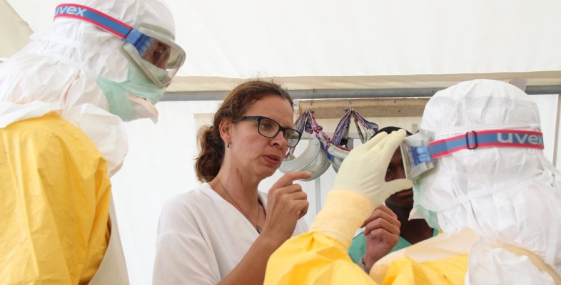 Schutzausrüstung anlegen für Ebola-Einsatz.