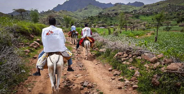 Unser Team reitet auf Eseln nach Umo