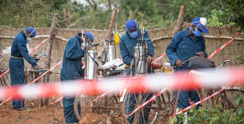 Mit Insektiziden gegen Malariamücken in Burundi.