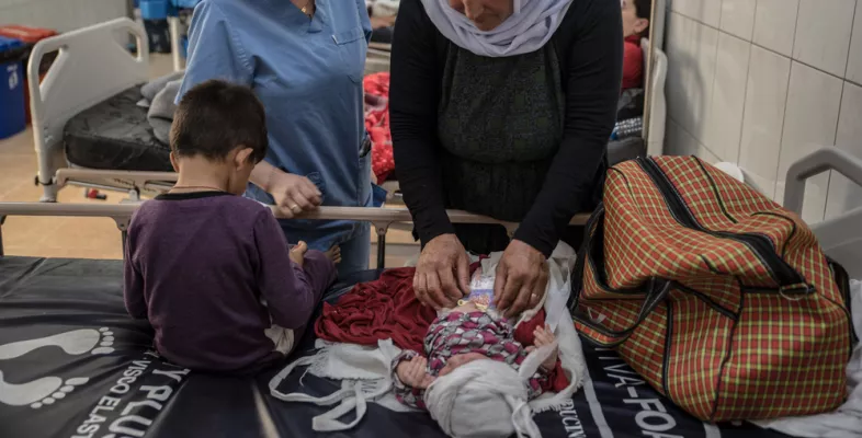 Mutter mit ihrem Neugeborenen in Sinuni