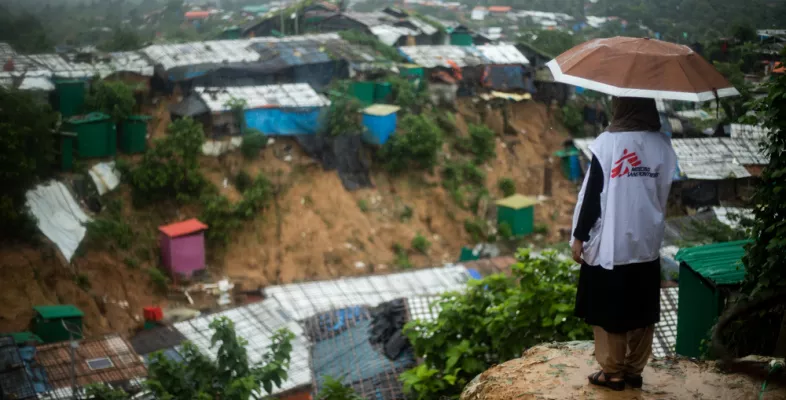 Mitarbeiterin blickt über Geflüchtetencamp der Rohingya