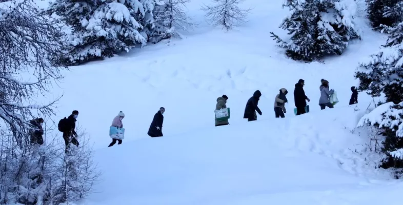 Eine Familie versucht, die Grenze zwischen Italien und Frankreich zu überqueren. 