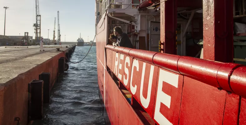 Die Ocean Viking wurde angewiesen, für 14 Tage in Quarantäne zu bleiben. Nach Angaben der italienischen Behörden handelt es sich dabei um eine Vorsichtsmaßnahme als Reaktion auf den Ausbruch des Coronavirus Covid-19.
