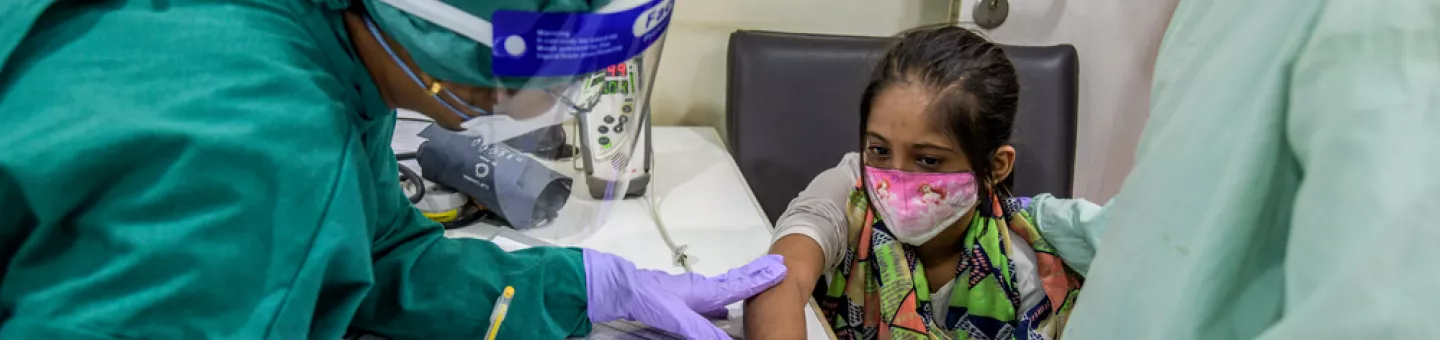 Ärzte ohne Grenzen Krankenschwester nimmt die Vitaldaten eines jungen Mädchens auf.