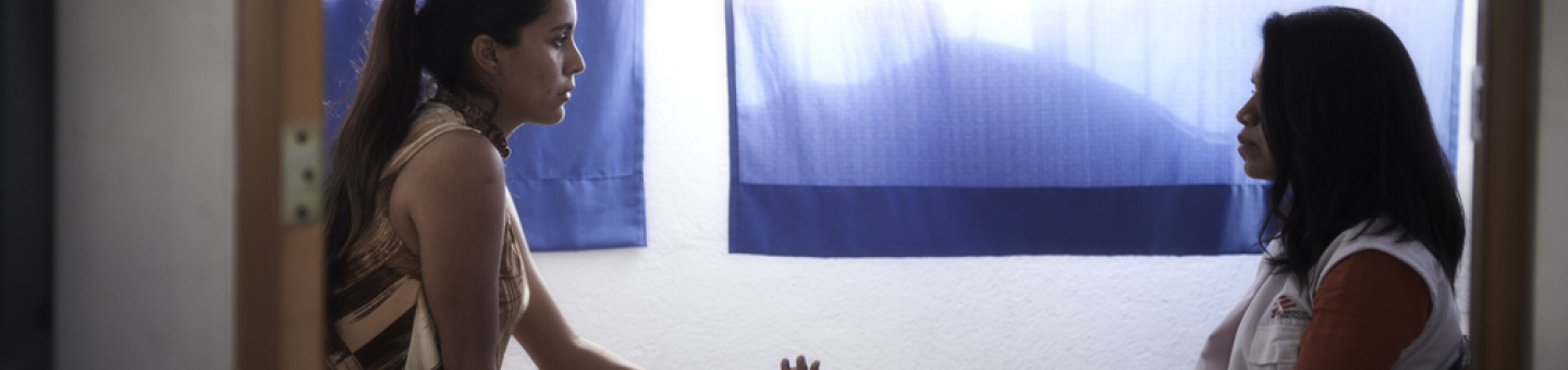 Psychologische Hilfe in Mexiko Zwei Frauen sitzen sich redend gegenüber