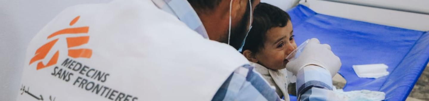Viele an Cholera erkrankte Menschen leiden unter Dehydrierung. In Syrien unterstützen wir die Behandlung von Cholera-Patient*innen.