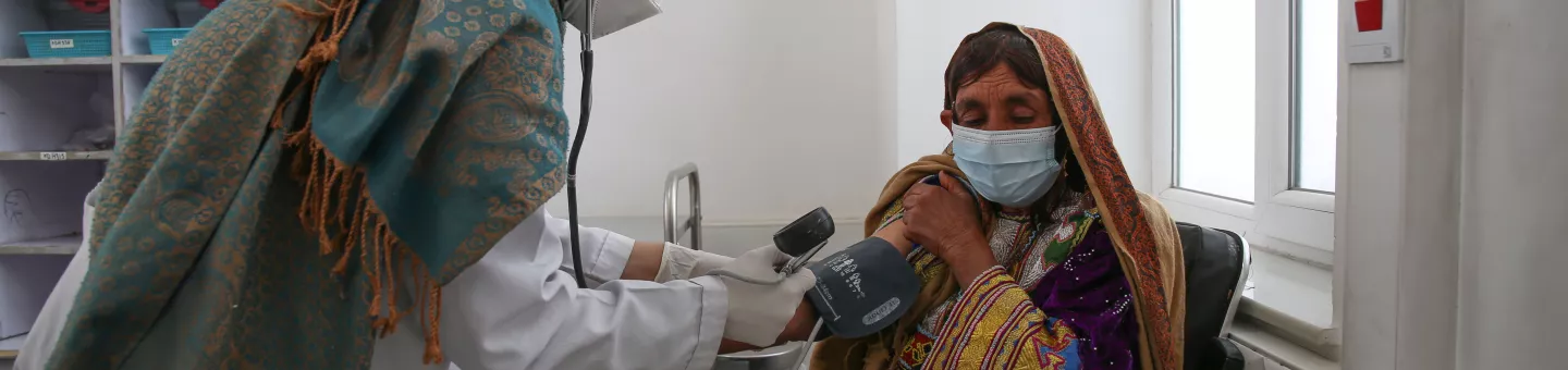 Die Krankenschwester Aziza Khushal überprüft Shahistos Vitalwerte im Sprechzimmer auf der Frauenseite des Krankenhauses von Ärzte ohne Grenzen in der Provinz Kandahar, Afghanistan.