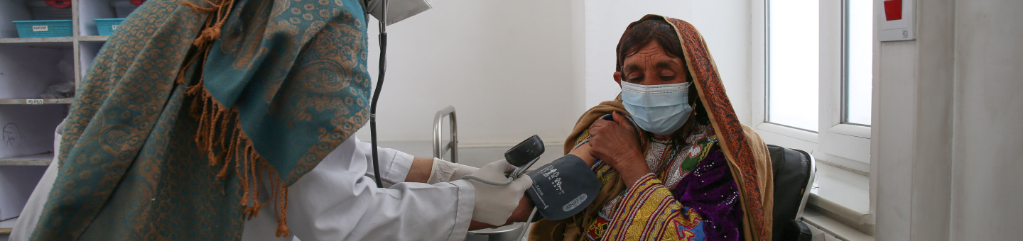 Behandlung auf der Frauenseite des Krankenhauses in Kandahar Die Krankenschwester Aziza Khushal überprüft Shahistos Vitalwerte im Sprechzimmer auf der Frauenseite des Krankenhauses von Ärzte ohne Grenzen in der Provinz Kandahar, Afghanistan.