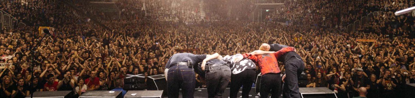 Mit einem Benefizkonzert sammelte die Band "Die Toten Hosen" Spenden, um die von dem Erdbeben in der Türkei und Syrien betroffenen Menschen zu untersützen.