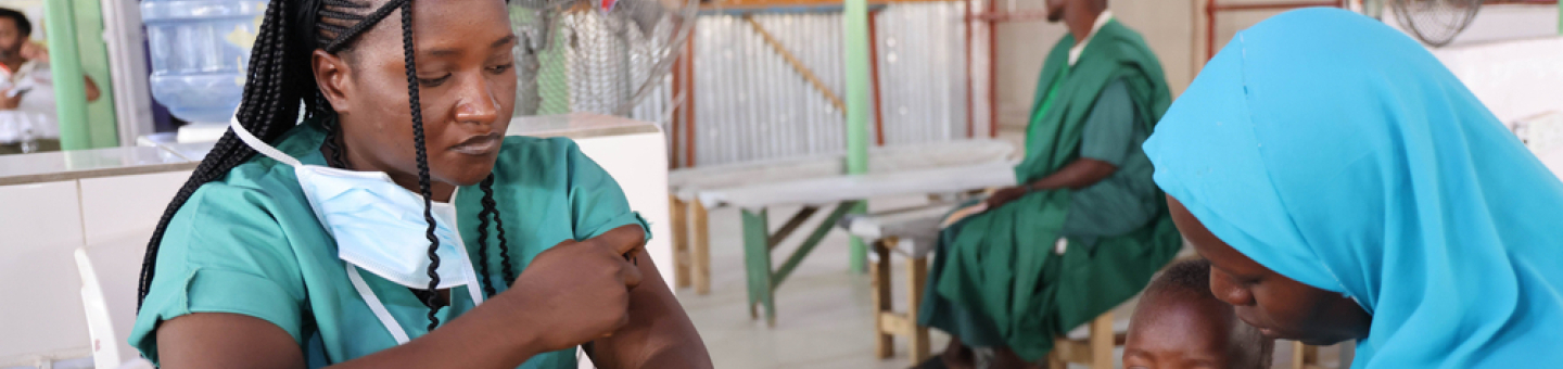 Mangelernährung im Nordosten Nigerias Eine unserer Mitarbeiter*innen versorgt ein Kind mit therapeutischer Fertignahrung.