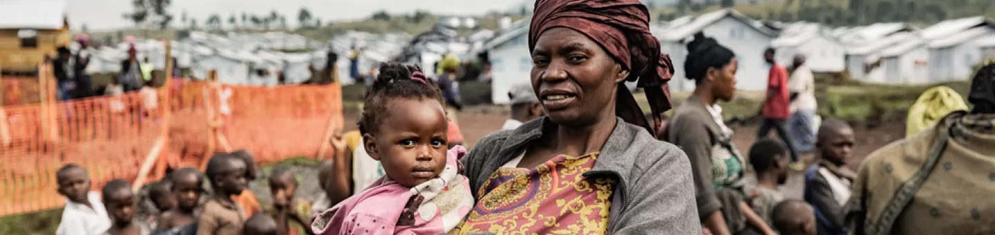 Eine Frau hält in der Republik Kongo ein Kleinkind auf dem Arm.