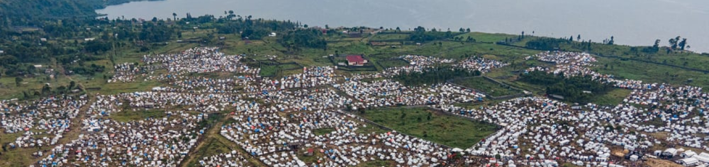 Vertriebenencamp in den Vororten von Goma, der Provinzhauptstadt von Nord-Kivu in der Demokratischen Republik Kongo Ein Vertriebenencamp in den Vororten von Goma, Nord-Kivu in der Demokratischen Republik Kongo. Das Bild ist aus der Vogelperspektive aufgenommen.