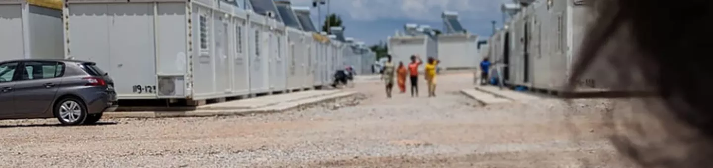 Ein improvisiertes Lager, das aus den gleichen Einheiten von Wohncontainern besteht