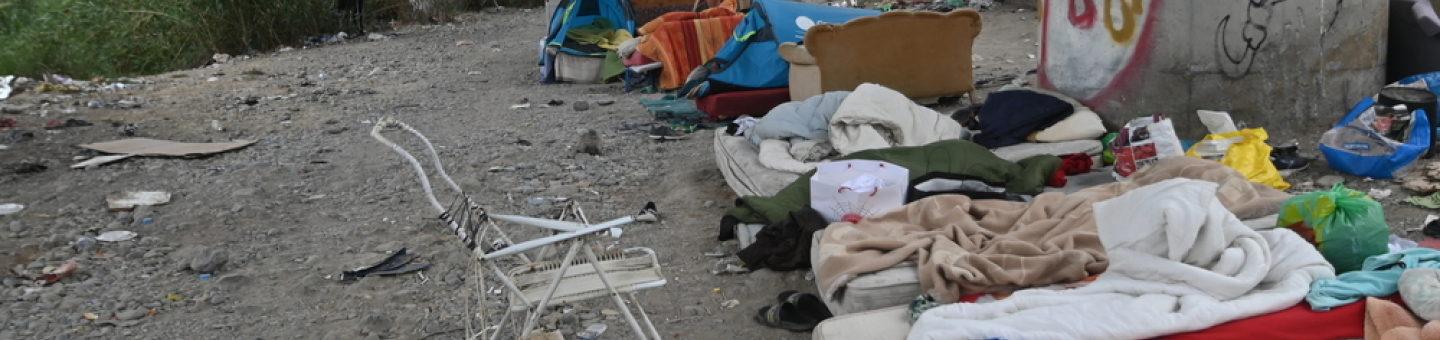 In Ventimiglia kommt es zu menschenunwürdiger Behandlung von Migrant*innen. Unter anderem bekommen sie keine angemessene Unterkunft. Provisorische Unterkunft aus Betten und Zelten unter einer Brücke