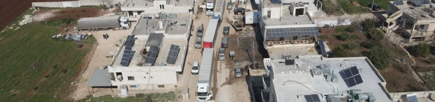 Hilfskonvoi von Ärzte ohne Grenzen in Syrien Vogelperspektive auf eine Straße mit sechs Lastwagen
