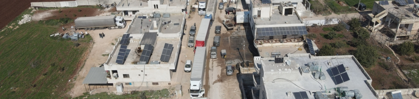 Hilfskonvoi von Ärzte ohne Grenzen in Syrien Vogelperspektive auf eine Straße mit sechs Lastwagen