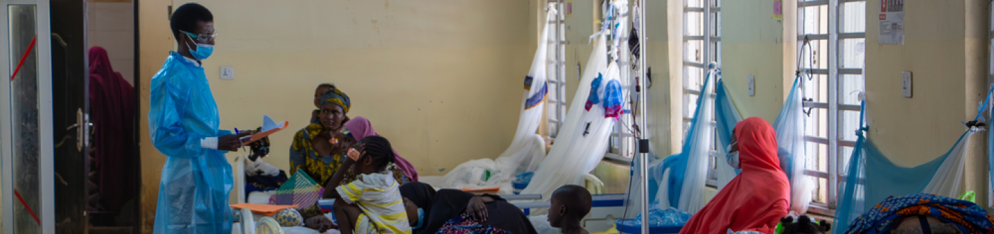 Der Arzt Dr. Aminu auf Visite in unserer Diptherie-Station in einem Krankehaus in Kanu. Nigeria: Arzt auf Diptherie-Station mit Patient*innen
