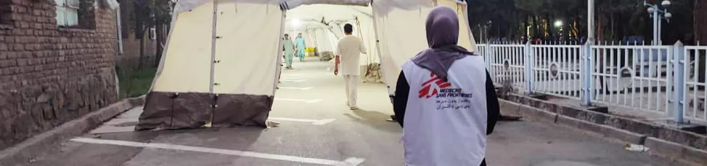 Erdbeben Herat: Mitarbeitende Ärzte ohne Grenzen vor medizinischem Zelt