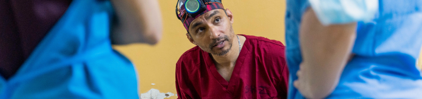 Das chirurgische Notfallteam im Bashair-Krankenhaus muss mit knappen Ressourcen planen. Dr. Shahzid Majeed spricht mit Kolleg*innen