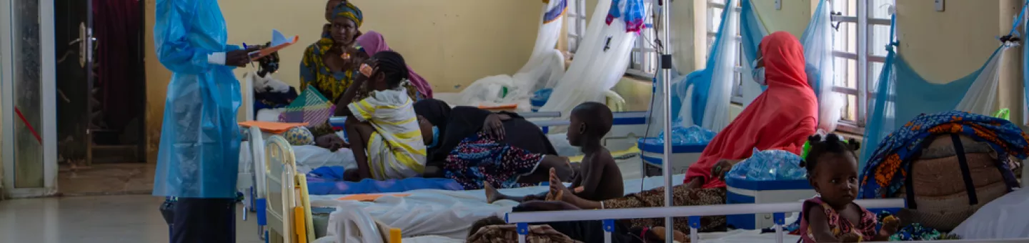 Nigeria: Zwei unserer Mitarbeiter bei der Untersuchungen von Diphtherie-Patient*innen