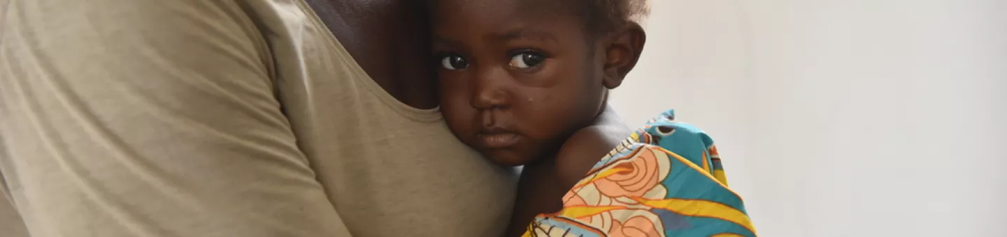 Amie im Arm ihrer Mutter