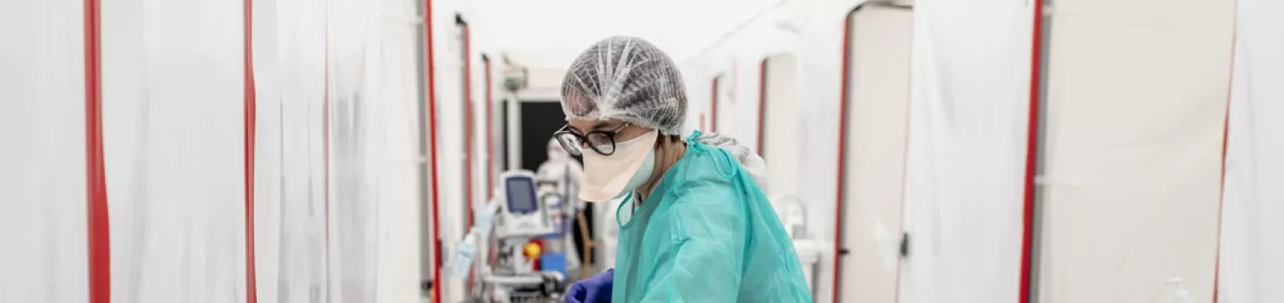 Eine Krankenschwester bereitet Covid-19 Tests vor