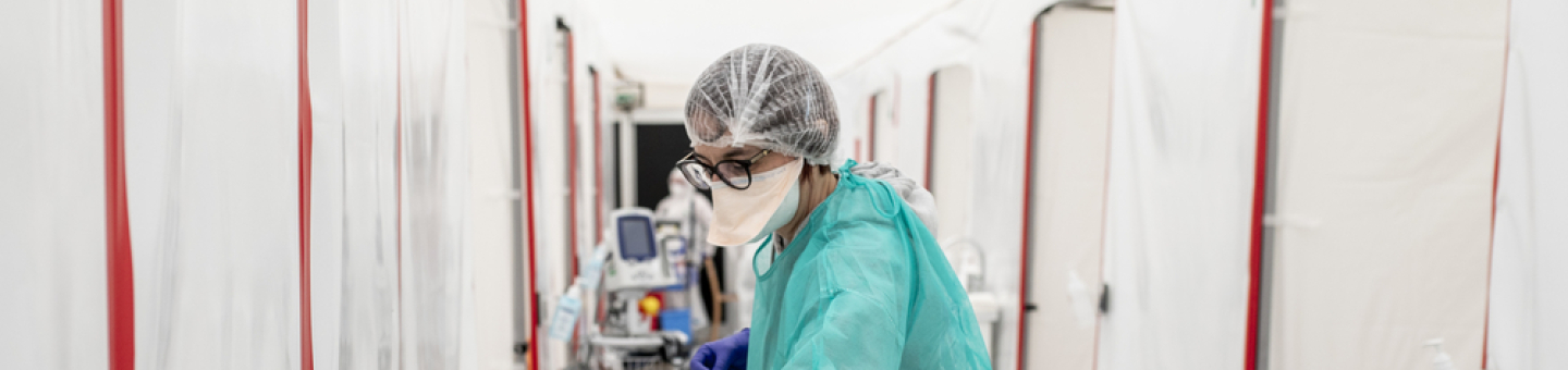 Eine Krankenschwester bereitet Covid-19 Tests vor