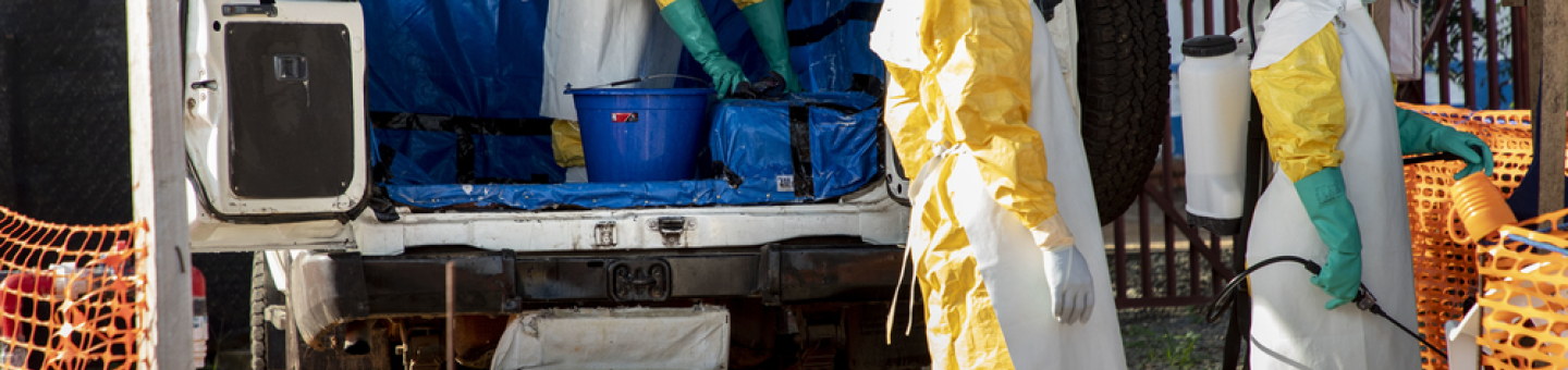 drei Mitarbeitende im Ebola-Transit-Zentrum