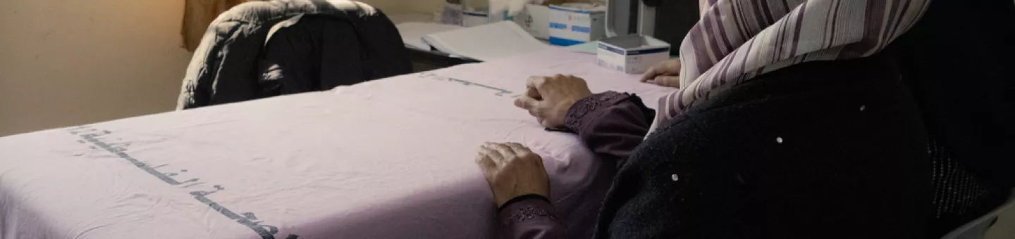 Frau wartet im Sprechzimmer