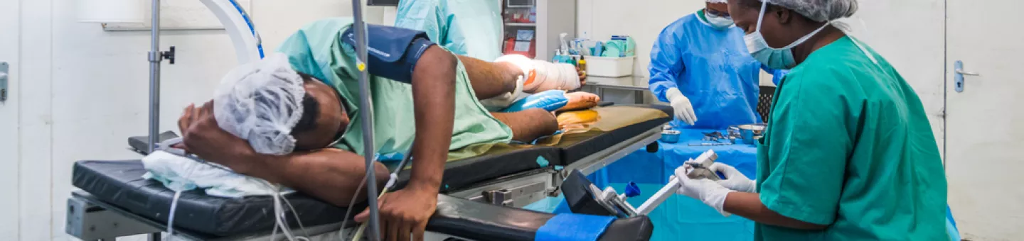 Ein Patient wird im Operationssaal behandelt. Ein Patient wird im Operationssaal behandelt.