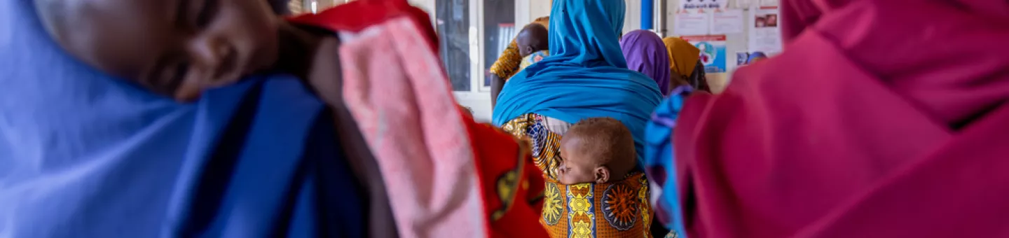 Mütter mit ihren Kindern kommen zur Nachkontrolle