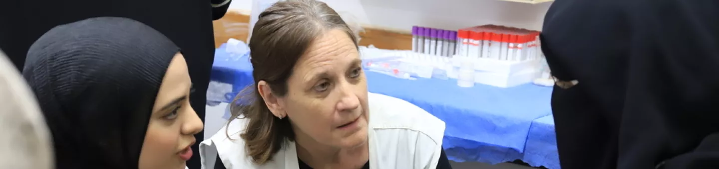 Zwei Mitarbeiterinnen im Gespräch mit Patientin