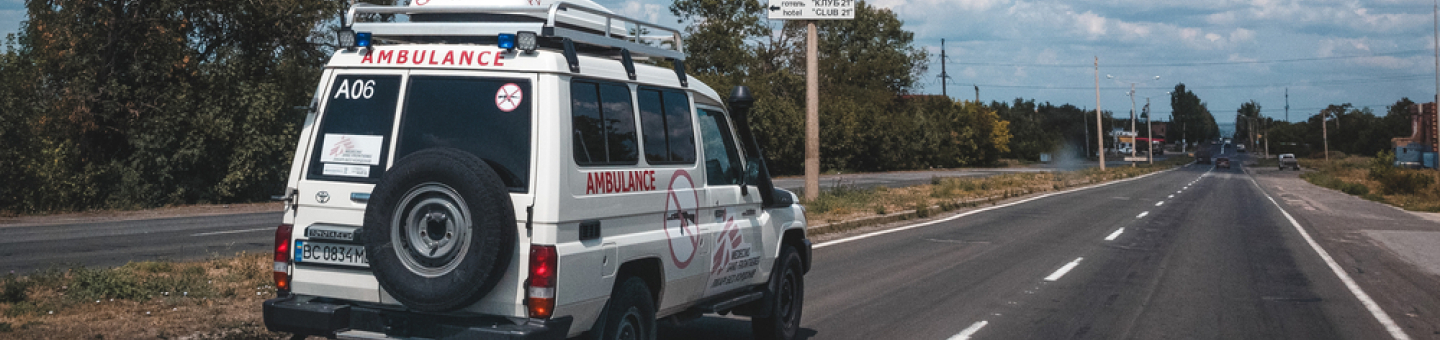 Krankenwagen von Ärzte ohne Grenzen Ein weißer Krankenwagen mit dem Logo von Ärzte ohne Grenzen fährt auf einer Straße.