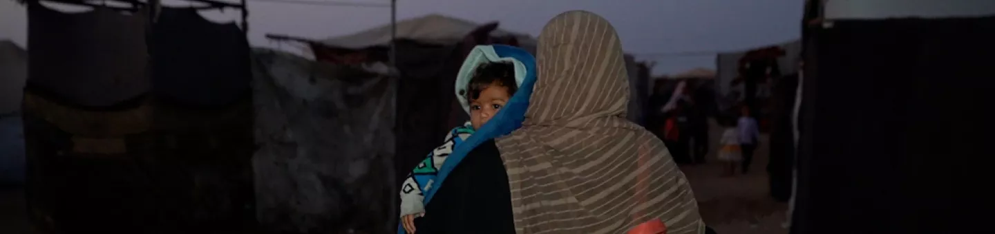 Yasmin, 28, trägt ihren sieben Monate alten Sohn Ibrahim ins Krankenhaus in Gaza.