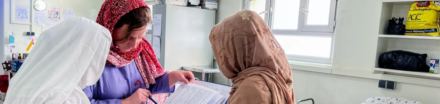 Gynäkologen von Ärzte ohne Grenzen prüfen die Krankenakten von Müttern im Entbindungskrankenhaus von Chost.