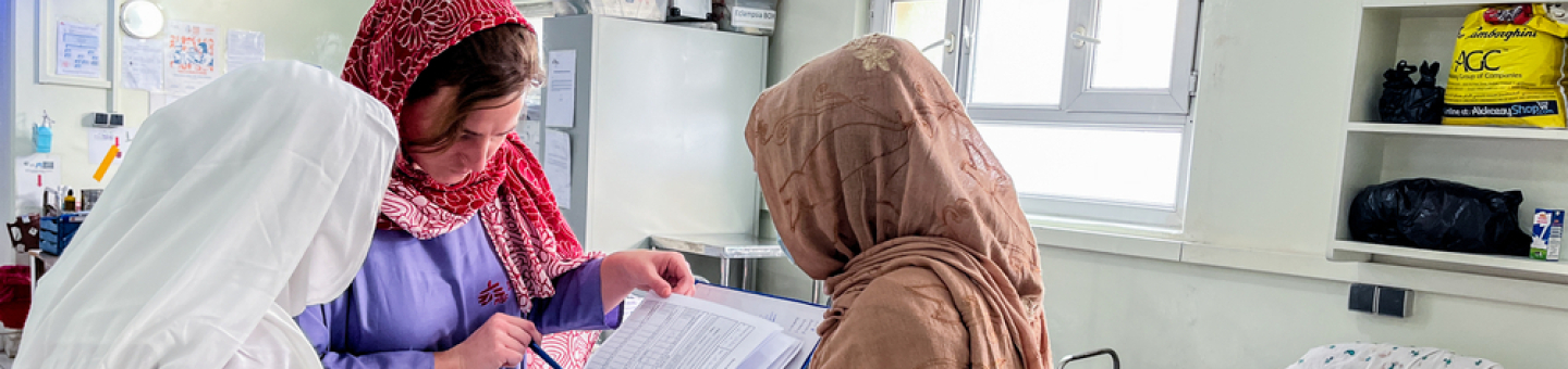 Afghanistan: Gynäkologen in Chost Gynäkologen von Ärzte ohne Grenzen prüfen die Krankenakten von Müttern im Entbindungskrankenhaus von Chost.