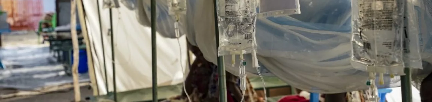 Eine Reihe von Betten in der Kinderstation des Cholera-Behandlungszentrums in Assosa .