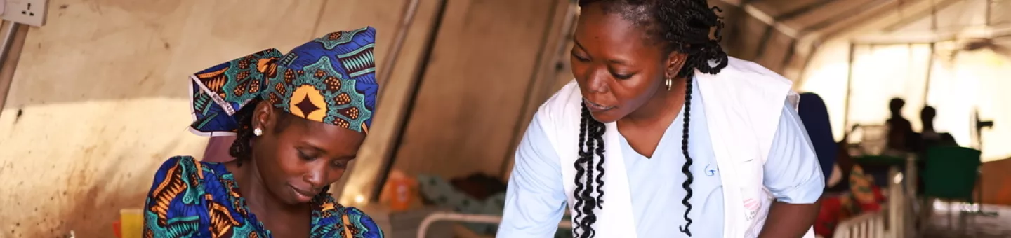 Mitarbeiter von Ärzte ohne Grenzen messen die Vitalwerte von Nura, dem Kind von Zainab, im therapeutischen Behandlungszentrum für mangelernährte Kinder Kofar Suari in Katsina im Bundesstaat Katsina.