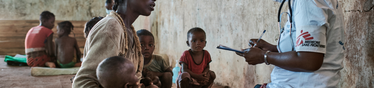 Ernährungskrise in Madagaskar: Ärzte ohne Grenzen baut Hilfen aus Eine Mitarbeiterin von Ärzte ohne Grenzen sitzt einer Patientin mit Kind gegenüber