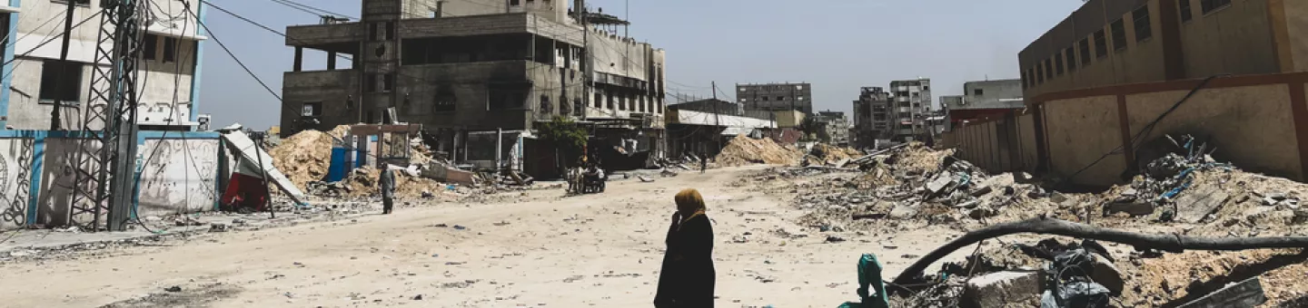 Zerstörte Gebäude Gazastreifen Chan Junis mit Frau