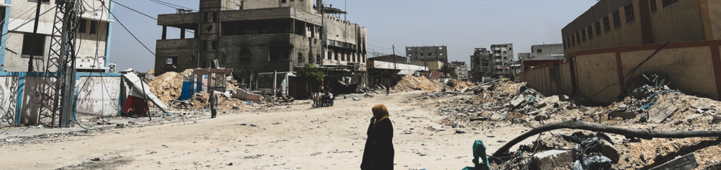 Von Chan Junis sind nur Ruinen übrig geblieben. Zerstörte Gebäude Gazastreifen Chan Junis mit Frau