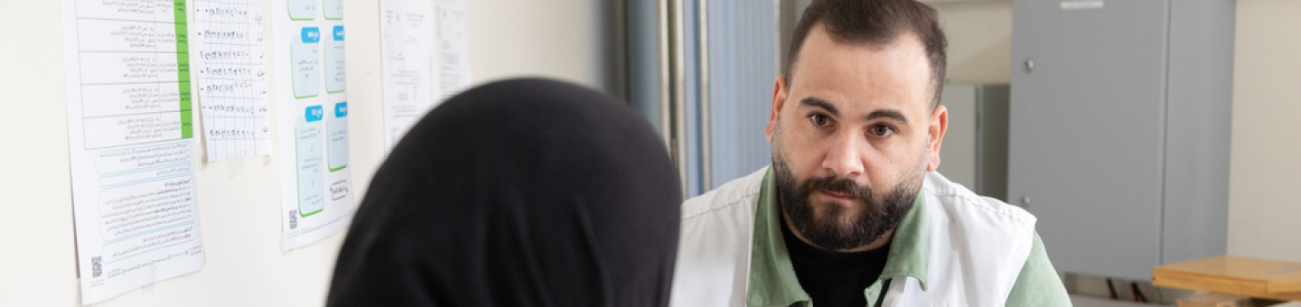 Unser Mitarbeiter eines mobilen medizinischem Teams im Patientengespräch. Unser Mitarbeiter eines mobilen medizinischem Teams im Patientengespräch.