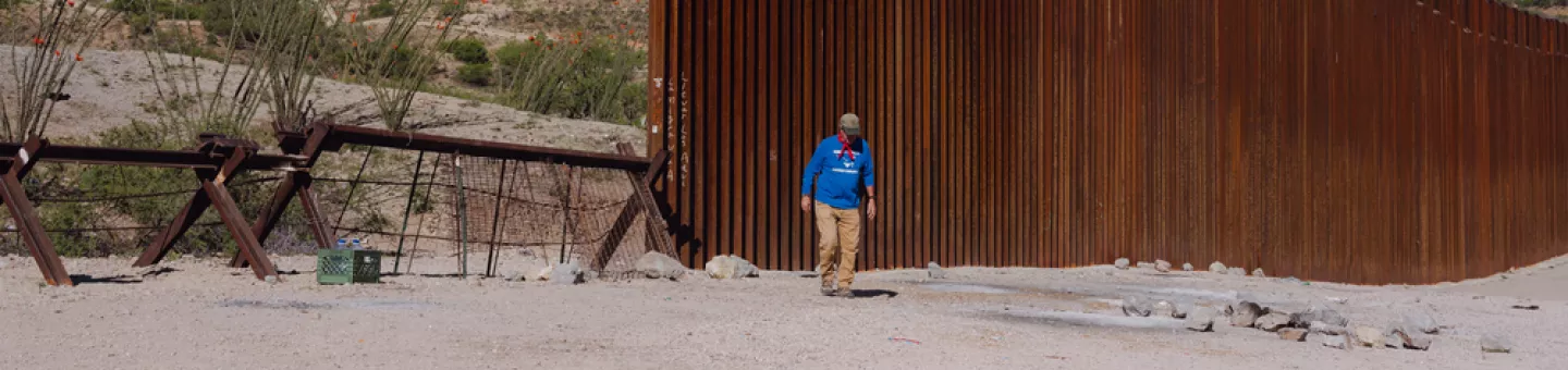 Mauer USA Mexiko Freiwilliger inspiziert Grenzanlagen