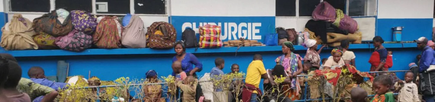 Schutzsuchende sitzen vor einem Krankenhaus, in Nord-Kivu  in der DR Kongo.