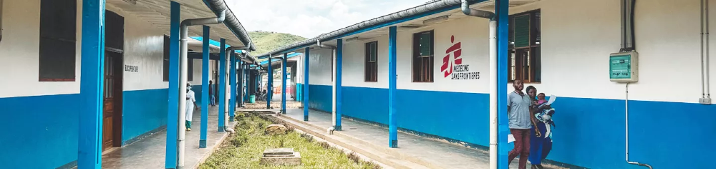 Gebiet Masisi: Zwei Personen laufen durch Gänge von Gesundheitszentrum